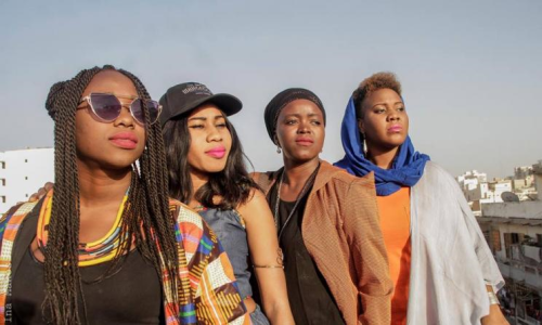 Quatre femmes regardent vers la même direction