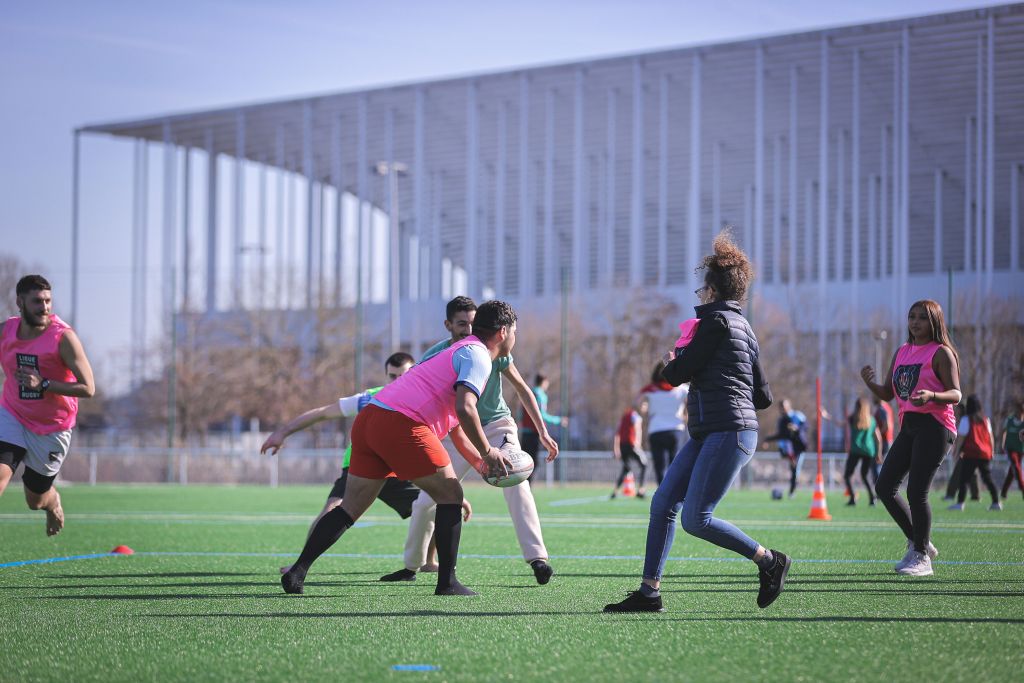 jeunes adultes jouant au rugby